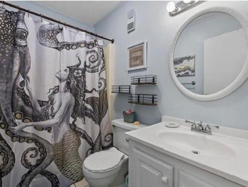 uma casa de banho com um lavatório e uma cortina de chuveiro em Blue Beach Myrtle em Myrtle Beach