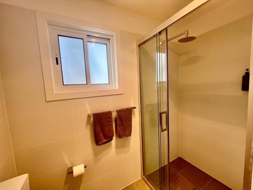 a bathroom with a shower and a window at West View Caravanpark in Dubbo