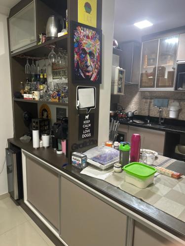uma cozinha com um balcão com uma máscara na parede em Lindo apartamento de 2 quartos com suite e sacada com churrasqueira em Pinhais