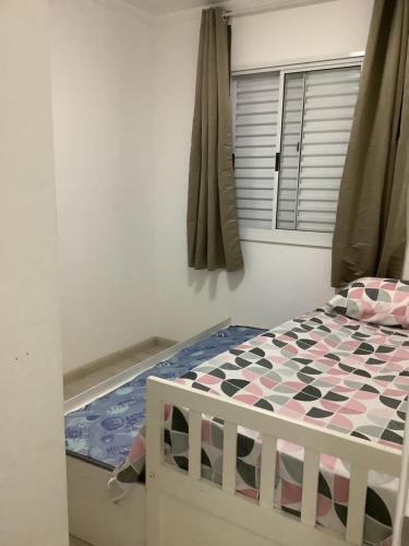 ein Schlafzimmer mit einem Bett mit einer karierten Matratze in der Unterkunft Ap Girassol 77 in São Paulo