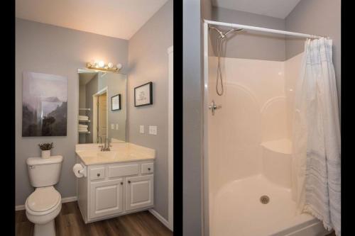 - deux photos d'une salle de bains avec toilettes et douche dans l'établissement come & stay awhile, à Waukee
