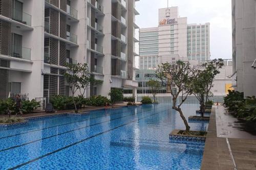 een zwembad in het midden van een gebouw bij Cozy M Suites Android Box, Pool and City Area in Kuala Lumpur