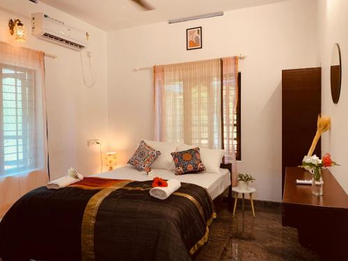 Villa Mandala Guest House tesisinde bir odada yatak veya yataklar