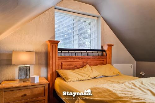 Schlafzimmer mit einem Bett und einem Fenster in der Unterkunft Quiet Annex With Lovely Garden And Parking in Bredbury