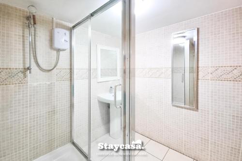 y baño con ducha y lavamanos. en Quiet Annex With Lovely Garden And Parking en Bredbury