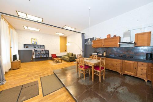 Cozy Loft at Opera