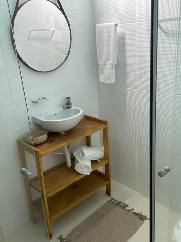 a bathroom with a sink and a mirror at Villa Aconchego Guarajuba in Camaçari
