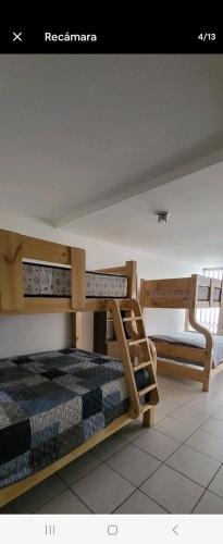 Dviaukštė lova arba lovos apgyvendinimo įstaigoje Lindo y Comodo minidepartamento en San Bartolo