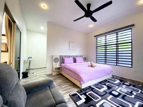 sypialnia z łóżkiem i wentylatorem sufitowym w obiekcie Modern Cozy House 4Room10pax @Near Sunway Carnival w mieście Perai