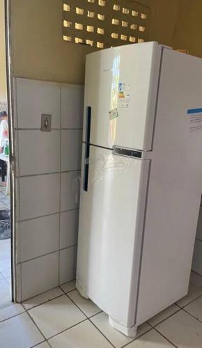 un frigorifero bianco in una cucina accanto a un muro di Casa com piscina em Tutóia a Tutóia
