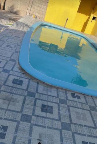 una piscina blu su un pavimento piastrellato di Casa com piscina em Tutóia a Tutóia