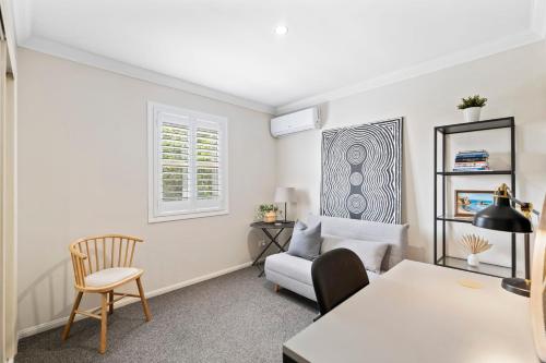 sala de estar con sofá y silla en Charming 3-Bedroom Townhouse with Private Courtyard en Brisbane