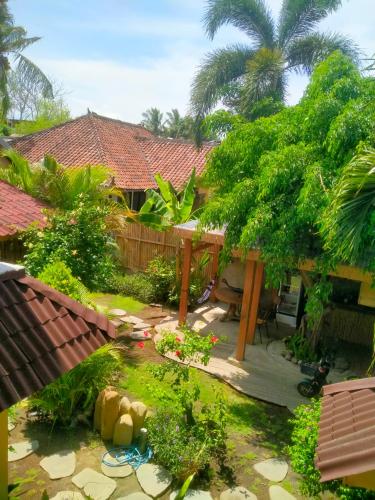 a garden in the middle of a house at Little Elephant Cottage in Gili Trawangan