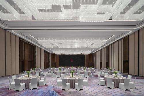a banquet hall with white tables and white chairs at Zhuhai Marriott Hotel Jinwan in Zhuhai