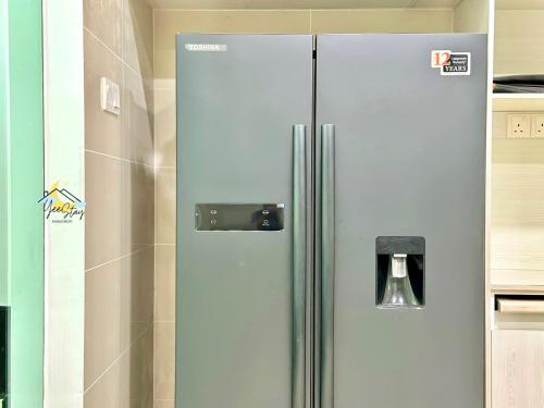 Kampong Balik BukitにあるBungalow Villa 20 pax Game Machine Pool Ktv Manjongのキッチンにあるステンレス製の冷蔵庫