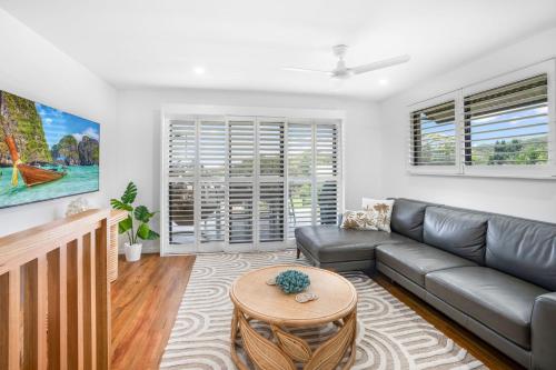 Χώρος καθιστικού στο 1-46 Manooka Drive - Rainbow Beach Aircon. Wifi. Pool. View