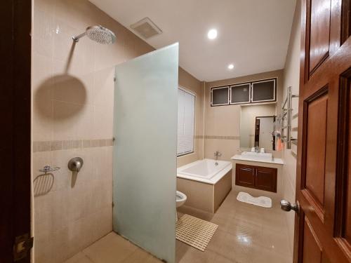 Un baño con ducha, inodoro y lavabo. en ทิวาพูลวิลล่า หัวหิน Thiva Pool Villa Hua Hin, en Hua Hin