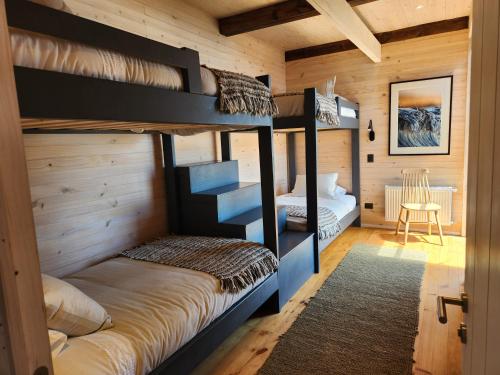 a bedroom with bunk beds in a cabin at Espectacular Casa Palafito frente al mar in Pichilemu