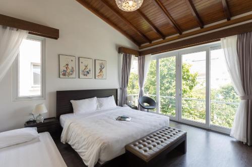 Giường trong phòng chung tại Xanh Villas Resort & Spa - by Bay Luxury