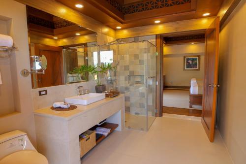 y baño con lavabo y ducha. en Highland Bali Villas, Resort and Spa 