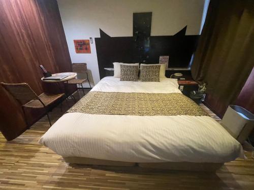 a bedroom with a large bed in a room at ホテルチャハヤ in Itako