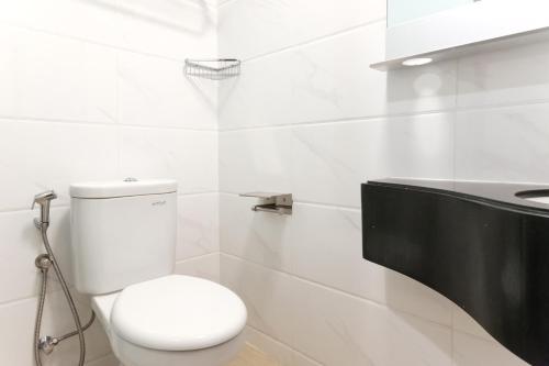 Bilik mandi di Arka by TwoSpaces Studio @Skyhouse Apartment