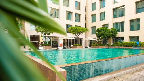 une piscine devant un immeuble dans l'établissement Holiday Inn New Delhi Aerocity by IHG, à New Delhi