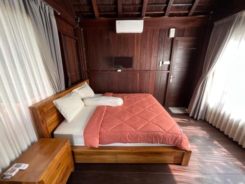 een kleine slaapkamer met een bed en een tafel bij RUMAH JEDDA in Sangeh