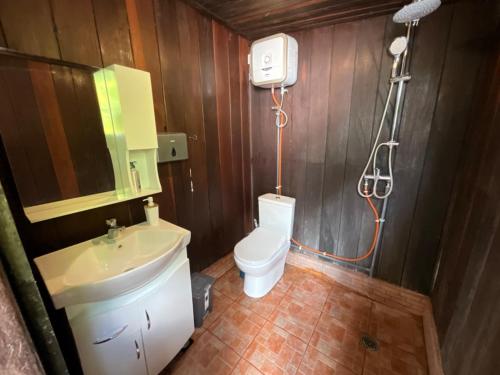 een badkamer met een toilet en een douche bij RUMAH JEDDA in Sangeh