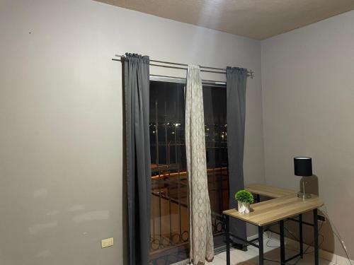 Μια τηλεόραση ή/και κέντρο ψυχαγωγίας στο Spacious Rooftop House w/ King Bed