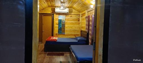 Habitación pequeña con cama y sofá en Farmers Son CampingGround, en Sakleshpur