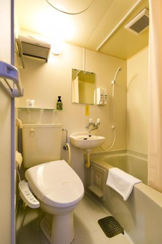 Business Hotel Nishine في Hachimantai: حمام مع مرحاض ومغسلة