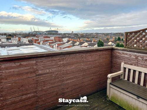 ławka na balkonie z widokiem na miasto w obiekcie Elegant Duplex Penthouse With Free Parking! w Manchesterze