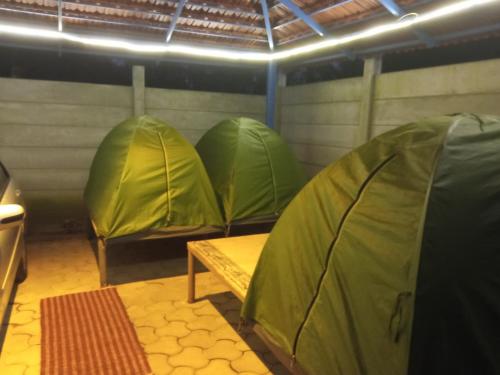 Area soggiorno di Chikku's Mercedes Stay @ Farmers Son Camping