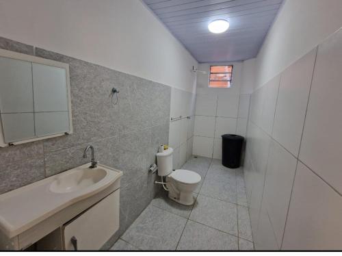 La salle de bains est pourvue de toilettes et d'un lavabo. dans l'établissement Casa com piscina na ilha de itaparica, à Vera Cruz de Itaparica