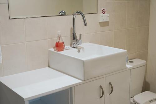 y baño con lavabo blanco y aseo. en Porky's Motel Rockhampton en Rockhampton