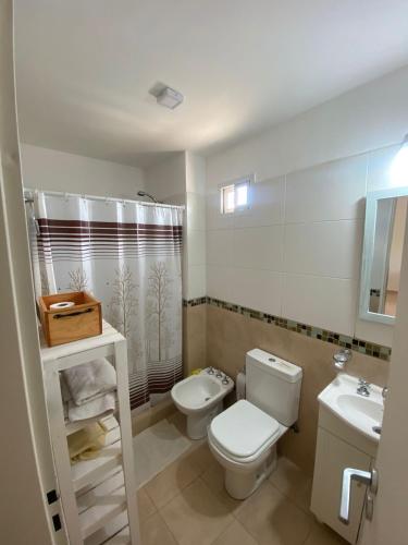 a bathroom with a toilet and a sink at Cielo in Concepción del Uruguay