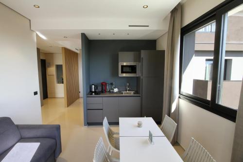 Ollen apartments في كاتانيا: غرفة معيشة مع أريكة وطاولة