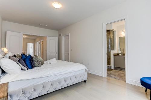 Кровать или кровати в номере Swan-Lake Luxury Home,Deluxe King size bed WiFi TV