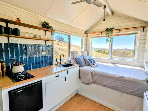 Una cama o camas en una habitación de Heathcote Hills Tiny House - Tiny Stays