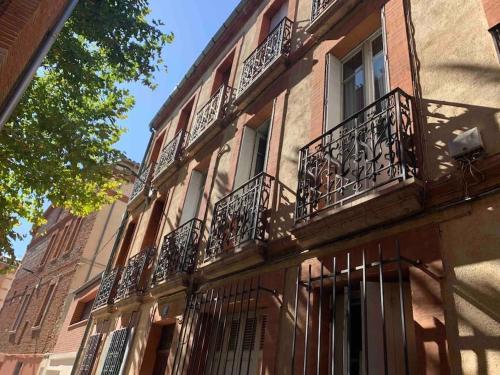 un edificio con balcones en un lateral en Appartement plein centre en Toulouse