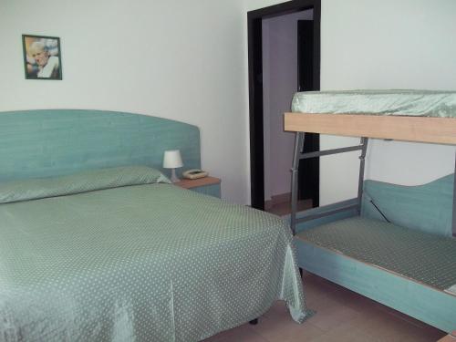 En eller flere senger på et rom på Hotel Rivabella