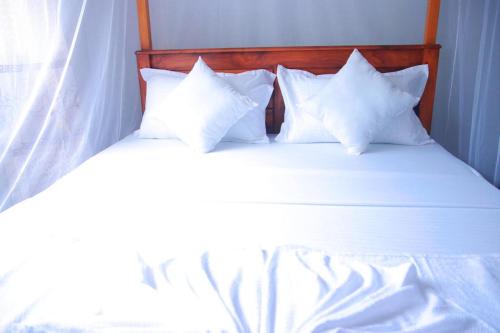 เตียงในห้องที่ Hikkaduwa White Villa near to beach with 3 bedroom