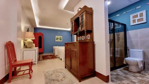 ein Bad mit einem TV und einem WC in einem Zimmer in der Unterkunft Residencia Orlina in Dumaguete