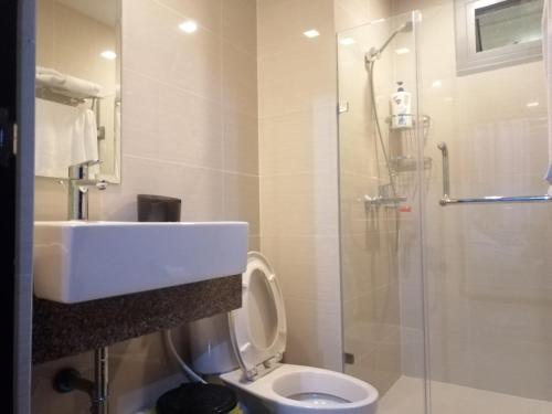 een badkamer met toilet, wastafel en douche bij Modern Studio at NAIA Terminal 3 in Manilla