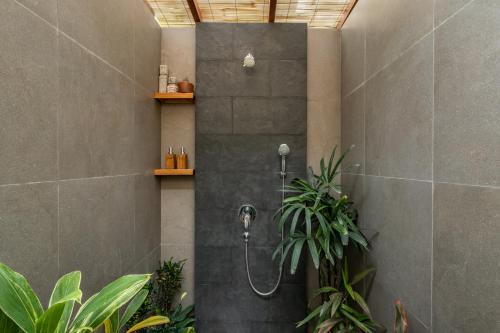 eine Dusche im Bad mit Pflanzen in der Unterkunft Villa Nya Ubud in Ubud