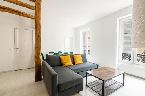 Luxurious 2 Bedroom Avenue des Champs-Elysees Saint-Philippe du Roule Free Netflix