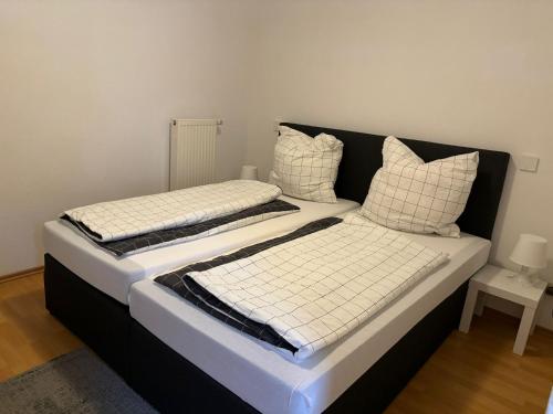 two beds sitting next to each other in a room at Ferienwohnung am Waldrand in Traben-Trarbach