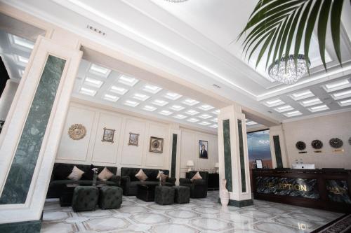 sala de estar con sofás y techo en Hotel Arhan Palace, en Samarkand
