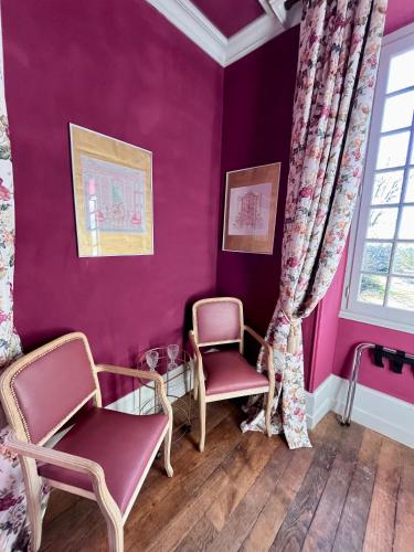 une chambre avec deux chaises et des murs violets dans l'établissement Maison de Mags & Mags Marie Antoinette Room, à Lanouaille